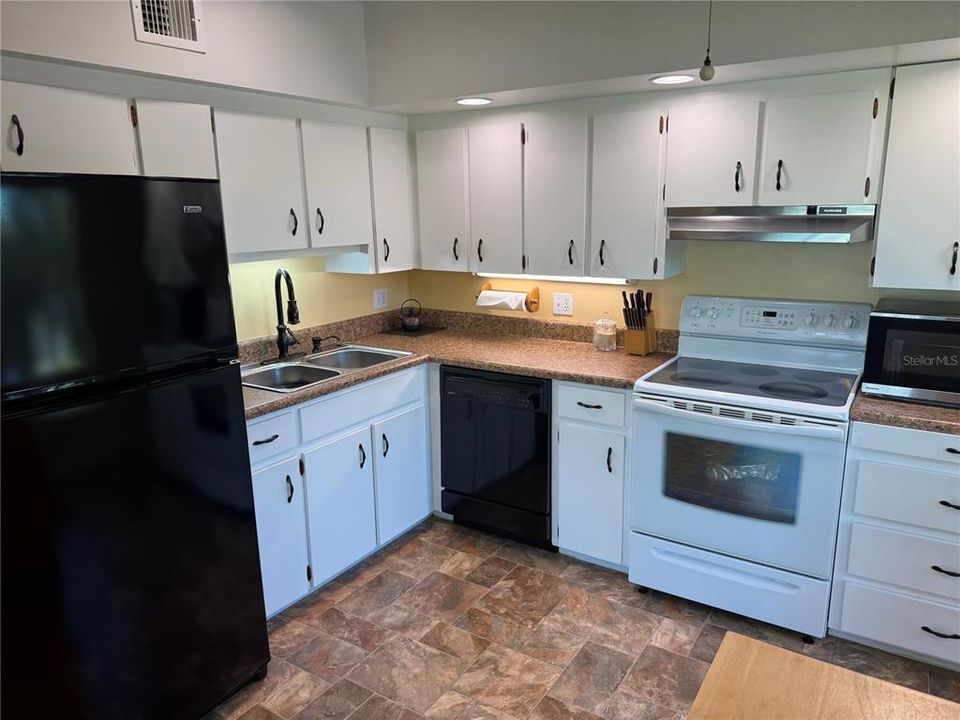 For Sale: $199,000 (2 beds, 2 baths, 1400 Square Feet)