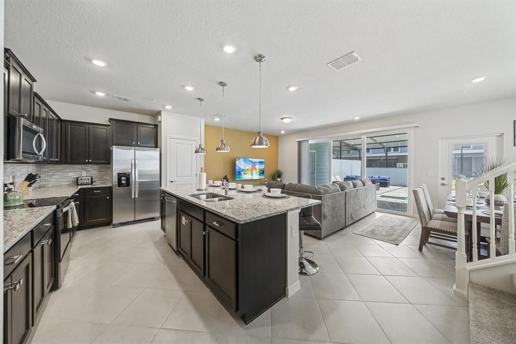 For Sale: $599,999 (5 beds, 4 baths, 2281 Square Feet)