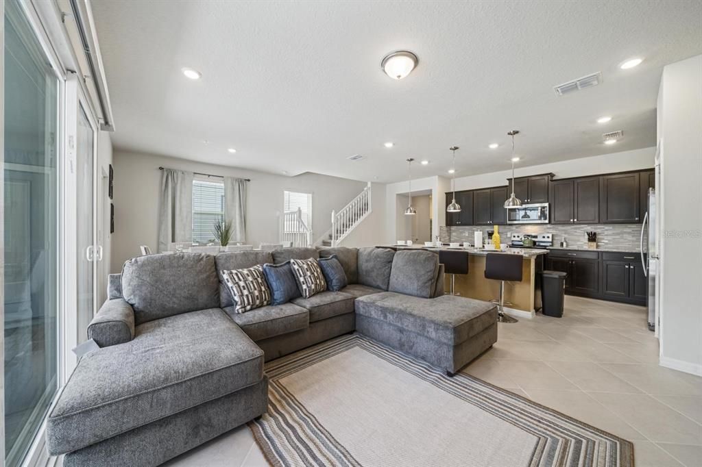 For Sale: $599,999 (5 beds, 4 baths, 2281 Square Feet)