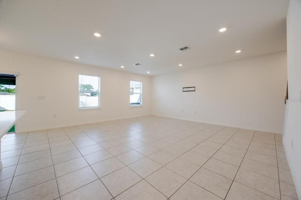 出租: $2,600 (4 贝兹, 2 浴室, 1942 平方英尺)