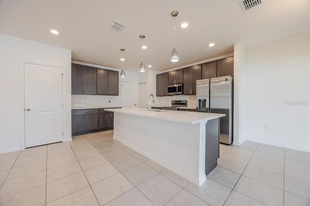 出租: $2,600 (4 贝兹, 2 浴室, 1942 平方英尺)