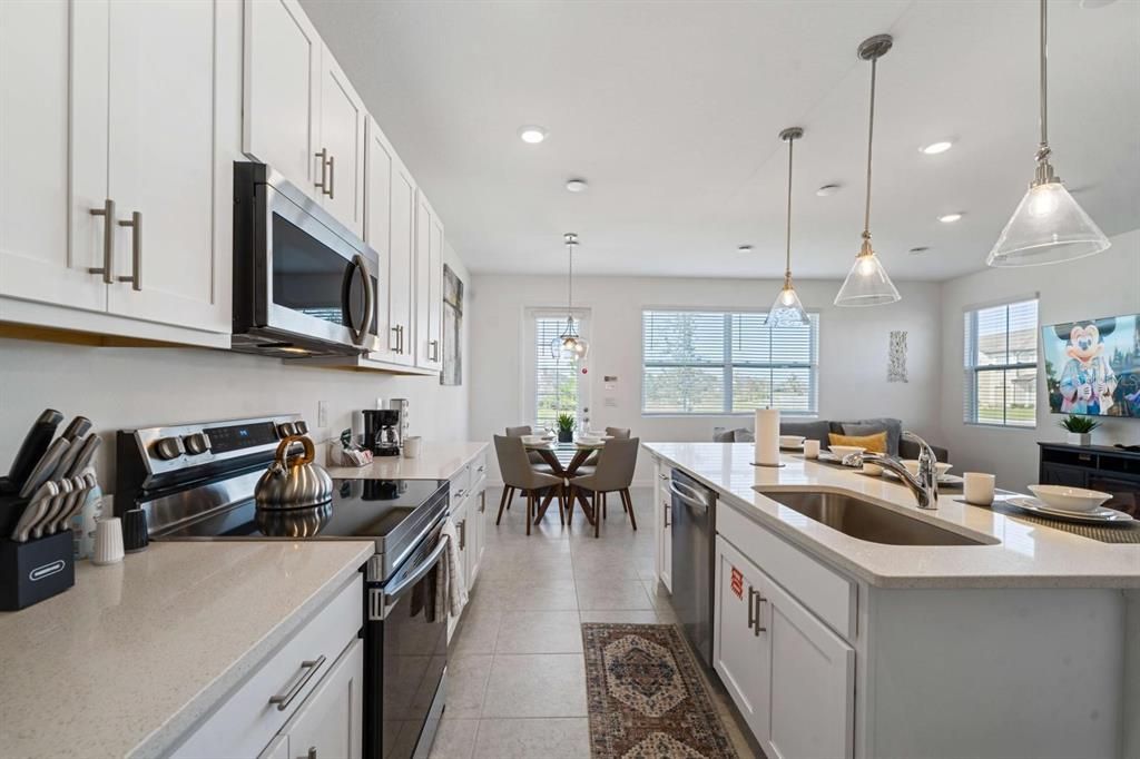 For Sale: $319,999 (3 beds, 2 baths, 1653 Square Feet)