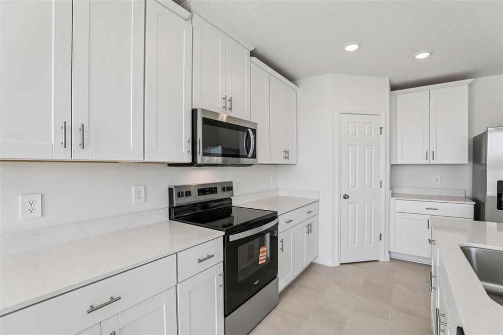 На продажу: $319,750 (4 спален, 3 ванн, 1988 Квадратных фут)