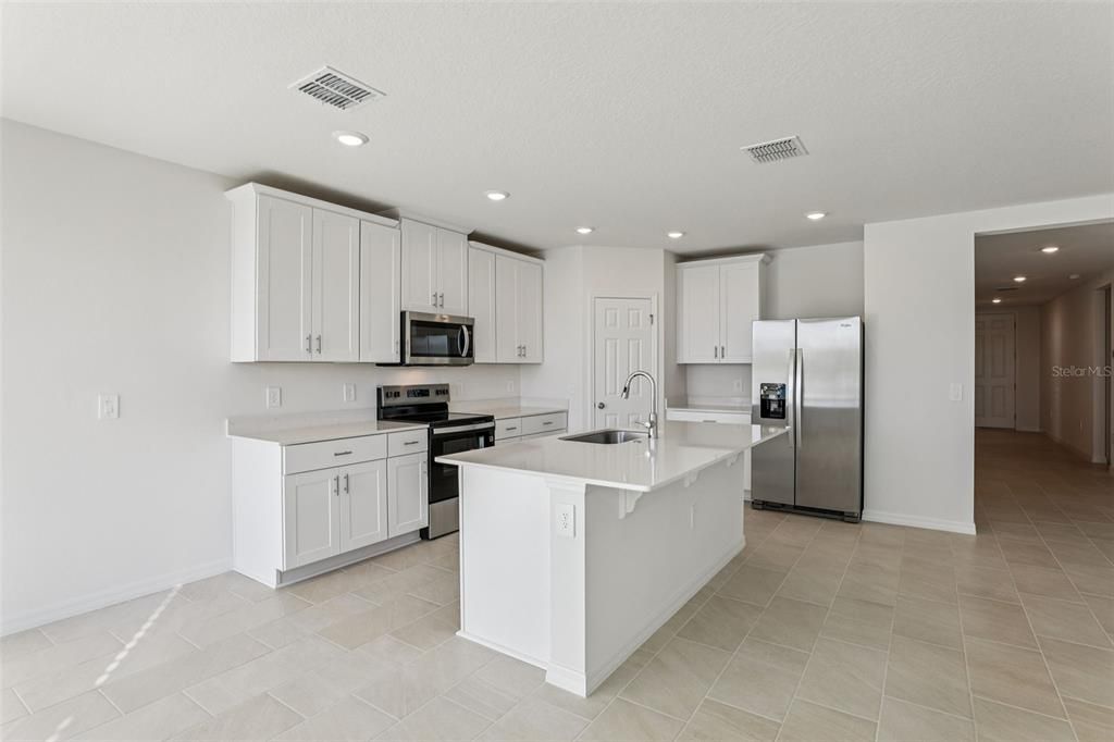 На продажу: $319,750 (4 спален, 3 ванн, 1988 Квадратных фут)