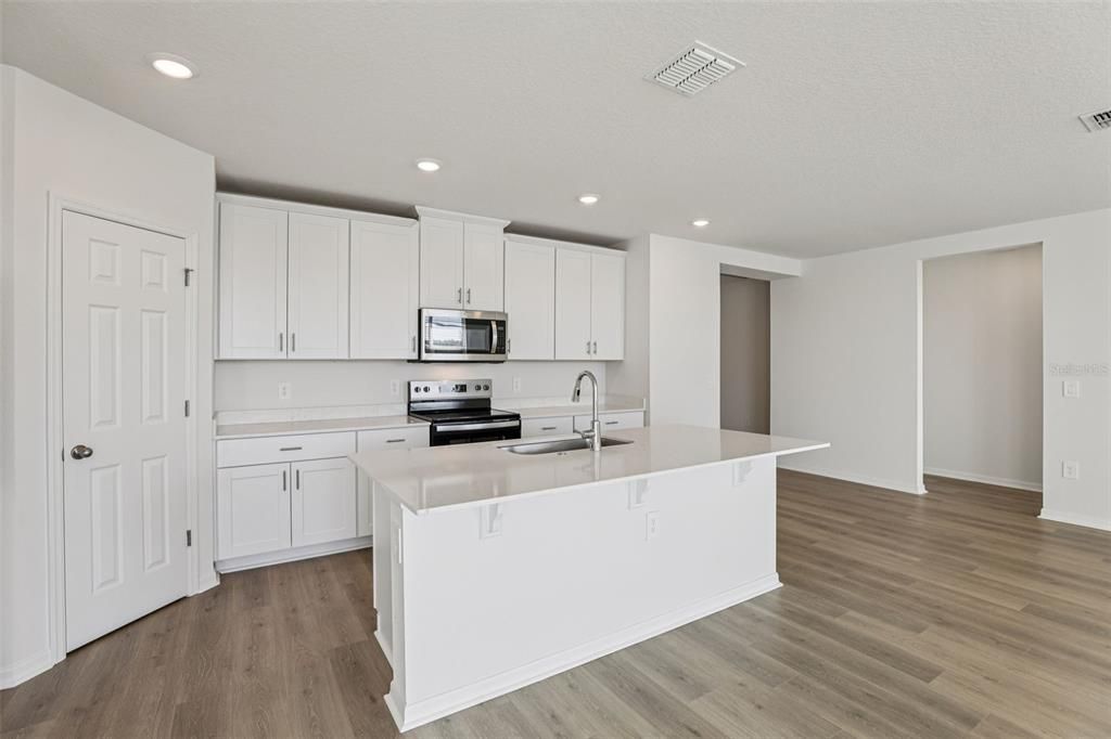 На продажу: $318,830 (4 спален, 2 ванн, 1840 Квадратных фут)