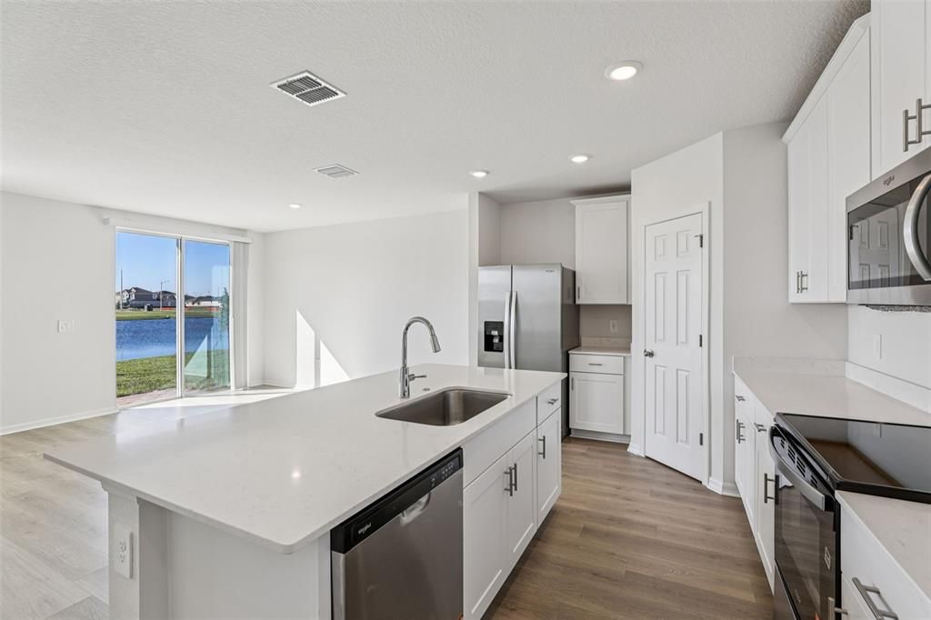 На продажу: $318,830 (4 спален, 2 ванн, 1840 Квадратных фут)