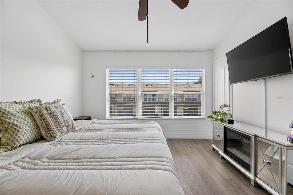 На продажу: $217,000 (2 спален, 2 ванн, 1110 Квадратных фут)