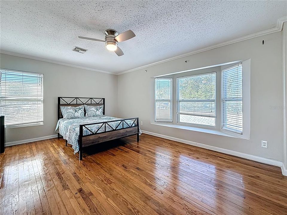 For Sale: $749,000 (5 beds, 4 baths, 2596 Square Feet)