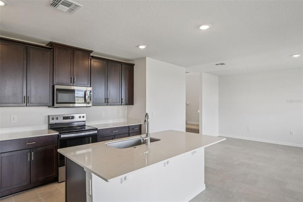 На продажу: $384,890 (4 спален, 3 ванн, 2387 Квадратных фут)