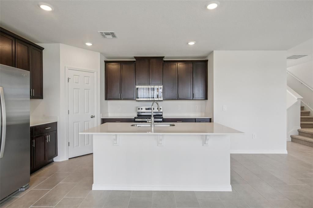 На продажу: $384,890 (4 спален, 3 ванн, 2387 Квадратных фут)