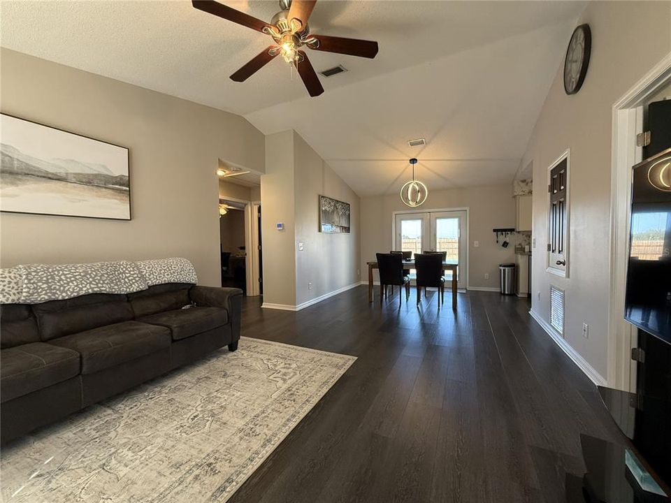 待售: $285,000 (3 贝兹, 2 浴室, 1155 平方英尺)