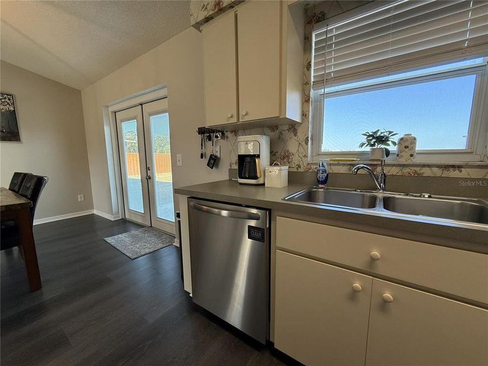 待售: $285,000 (3 贝兹, 2 浴室, 1155 平方英尺)