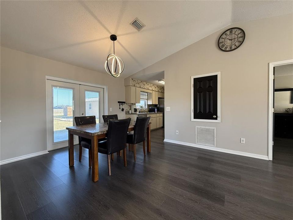 待售: $285,000 (3 贝兹, 2 浴室, 1155 平方英尺)