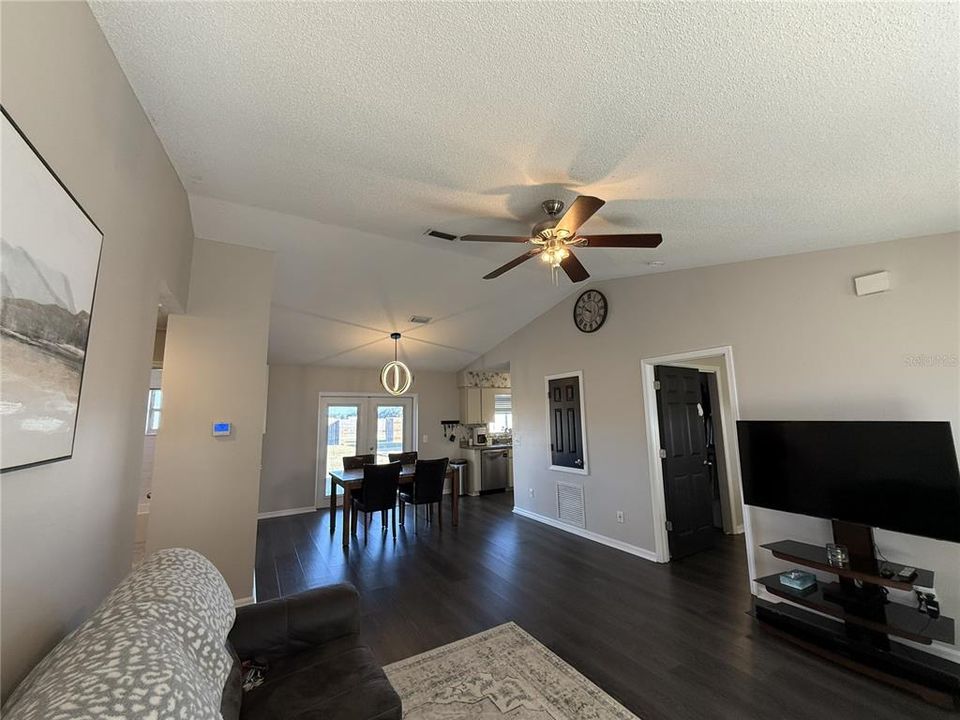 待售: $285,000 (3 贝兹, 2 浴室, 1155 平方英尺)