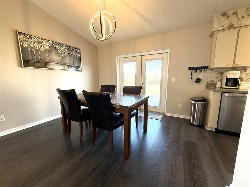 待售: $285,000 (3 贝兹, 2 浴室, 1155 平方英尺)