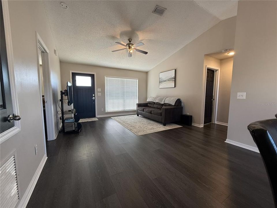 待售: $285,000 (3 贝兹, 2 浴室, 1155 平方英尺)