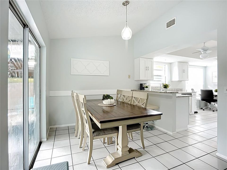 En Venta: $449,000 (4 camas, 2 baños, 1400 Pies cuadrados)