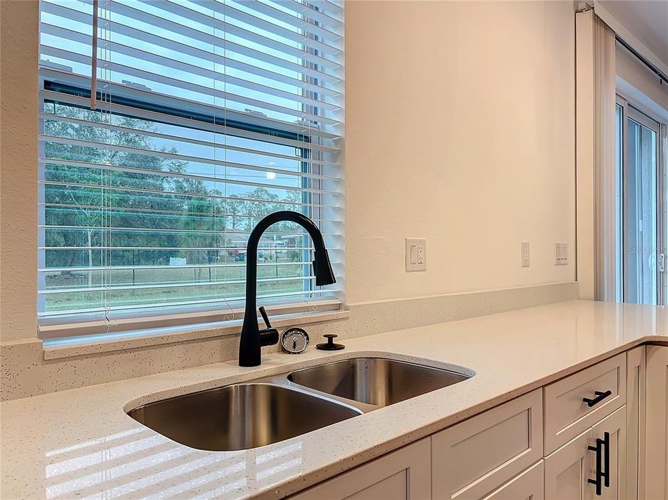 На продажу: $359,900 (3 спален, 2 ванн, 1637 Квадратных фут)