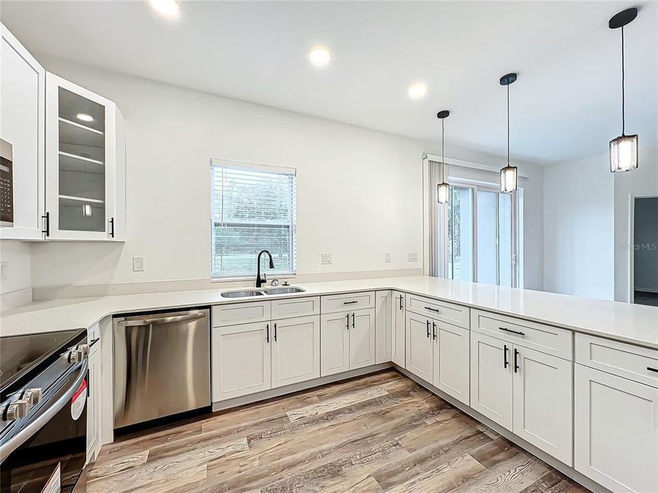 На продажу: $359,900 (3 спален, 2 ванн, 1637 Квадратных фут)