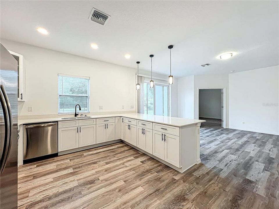 На продажу: $359,900 (3 спален, 2 ванн, 1637 Квадратных фут)