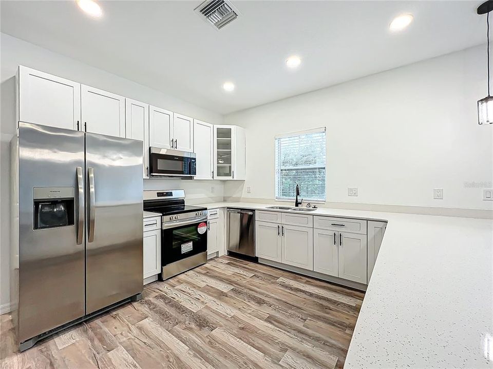 На продажу: $359,900 (3 спален, 2 ванн, 1637 Квадратных фут)