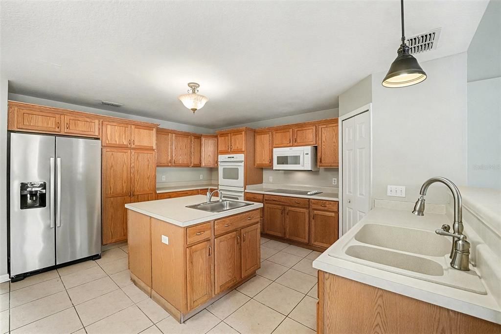 En Venta: $369,000 (4 camas, 3 baños, 2701 Pies cuadrados)