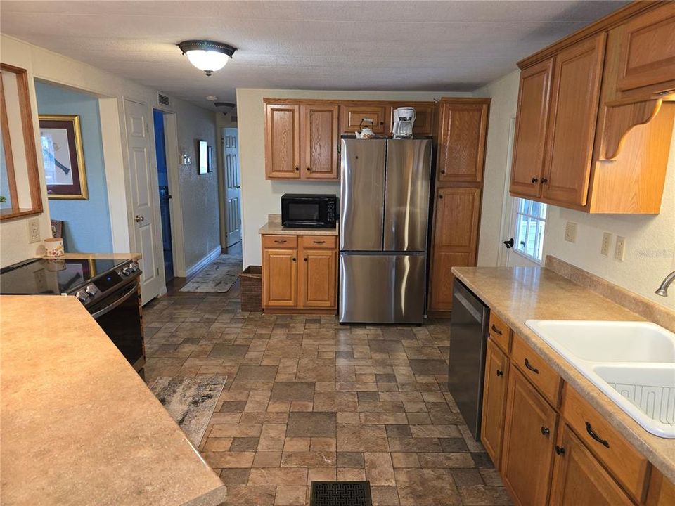 For Sale: $159,900 (2 beds, 2 baths, 1151 Square Feet)