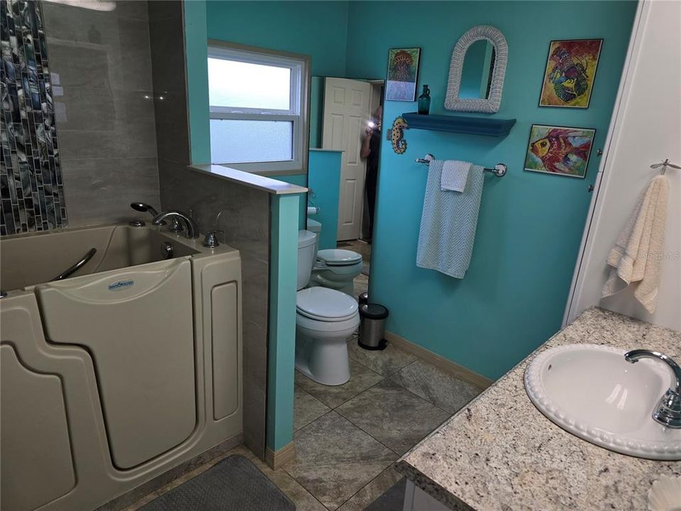 For Sale: $159,900 (2 beds, 2 baths, 1151 Square Feet)