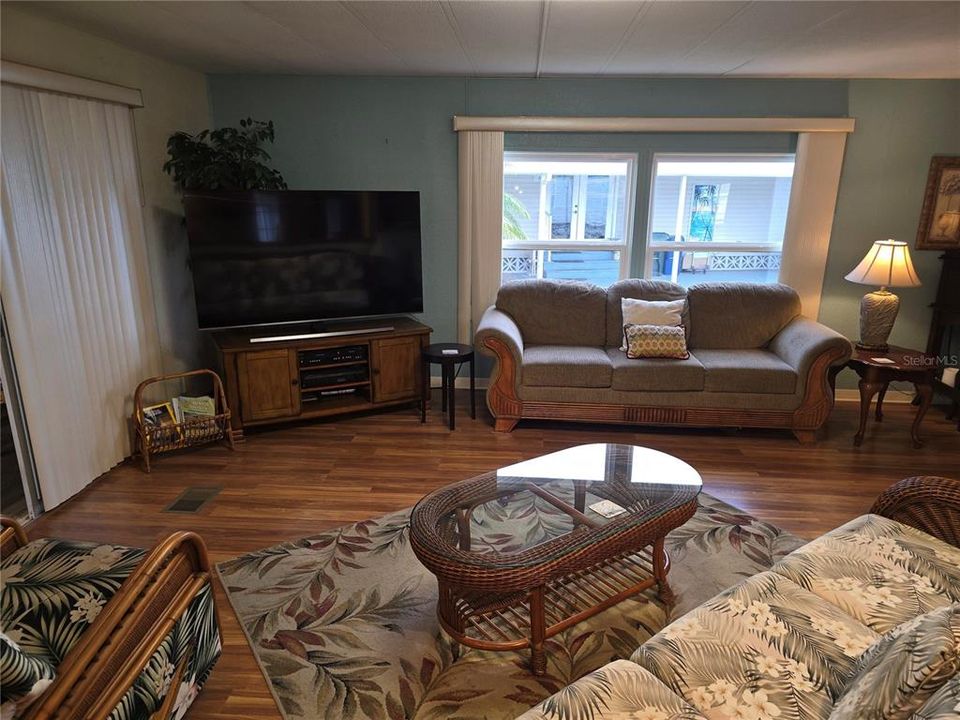 For Sale: $159,900 (2 beds, 2 baths, 1151 Square Feet)