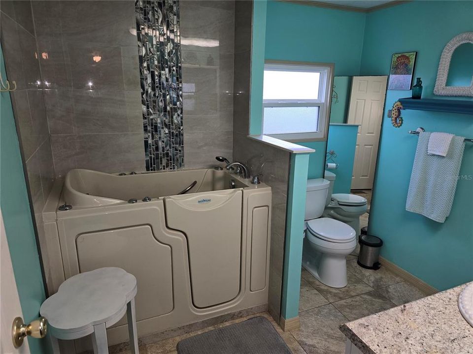 For Sale: $159,900 (2 beds, 2 baths, 1151 Square Feet)