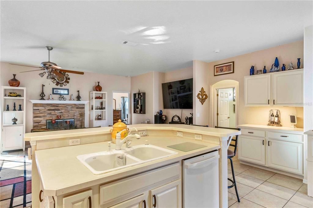 待售: $535,000 (4 贝兹, 2 浴室, 2276 平方英尺)