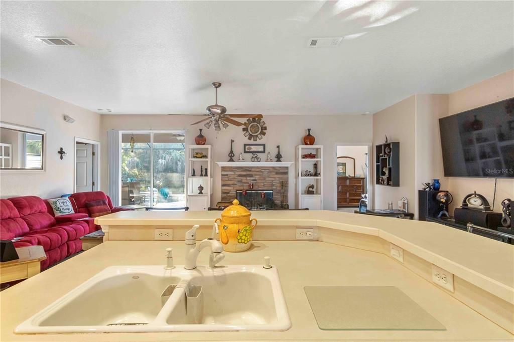 待售: $535,000 (4 贝兹, 2 浴室, 2276 平方英尺)