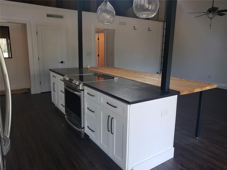 For Rent: $1,795 (2 beds, 1 baths, 1141 Square Feet)