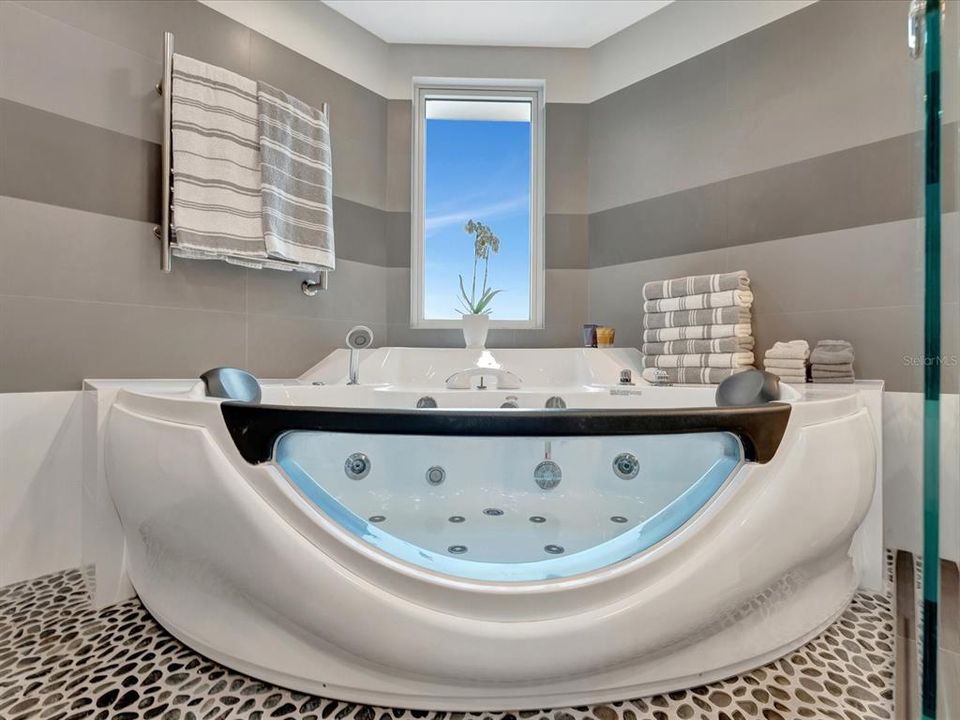 For Rent: $11,000 (2 beds, 2 baths, 2600 Square Feet)