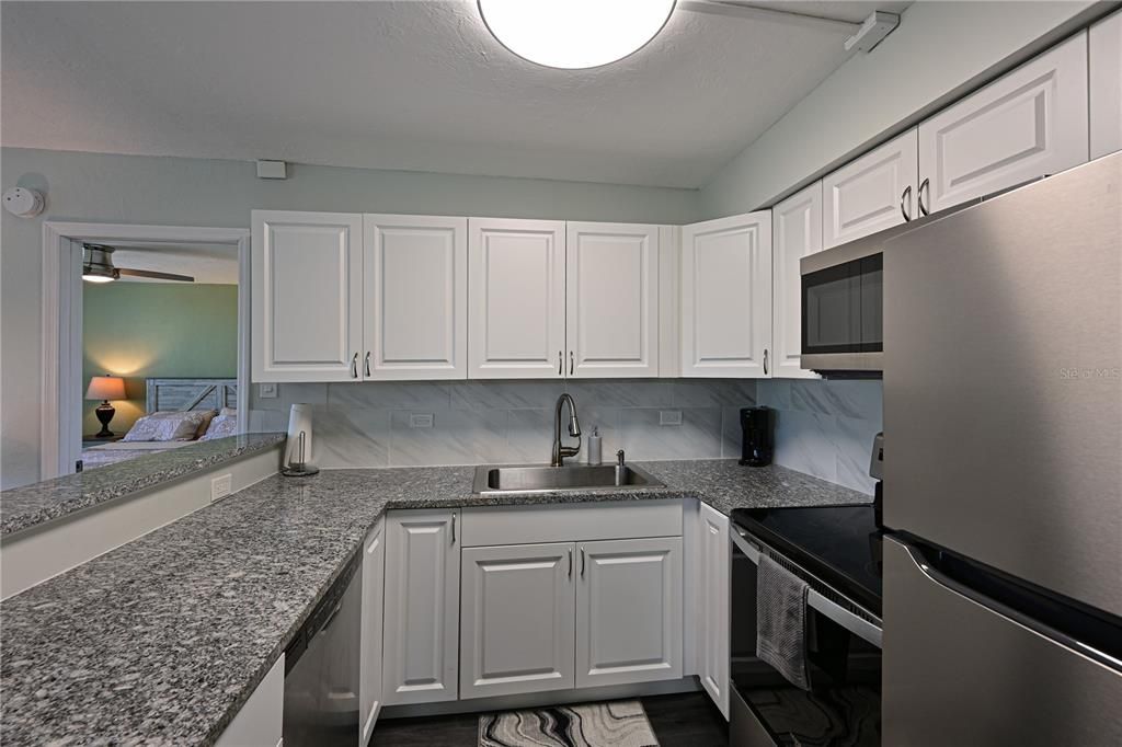 For Sale: $210,000 (2 beds, 2 baths, 940 Square Feet)