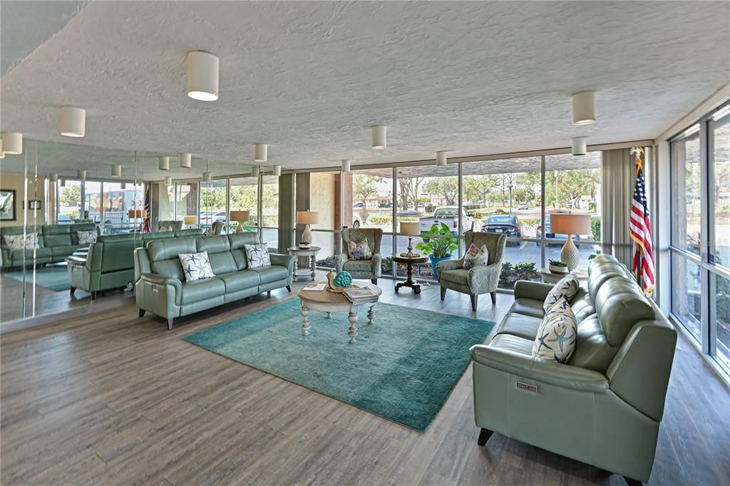 For Sale: $210,000 (2 beds, 2 baths, 940 Square Feet)