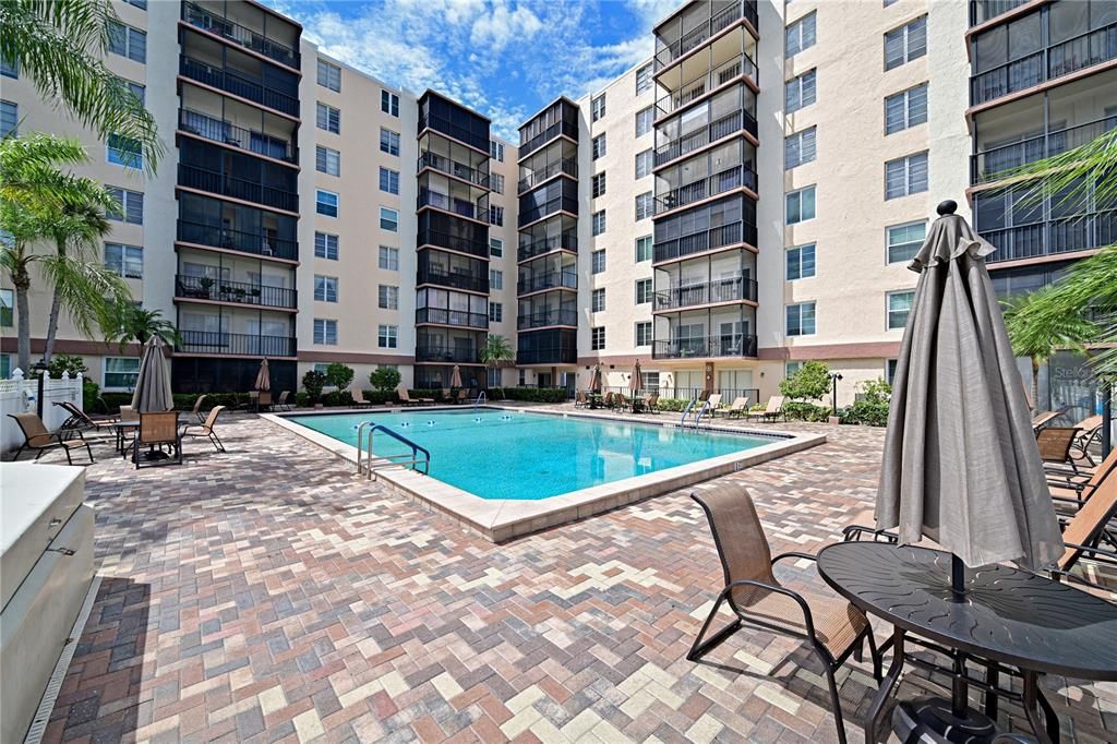 For Sale: $210,000 (2 beds, 2 baths, 940 Square Feet)