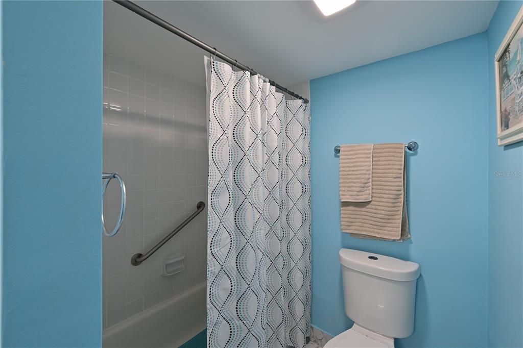 For Sale: $210,000 (2 beds, 2 baths, 940 Square Feet)