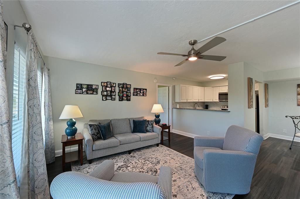 For Sale: $210,000 (2 beds, 2 baths, 940 Square Feet)