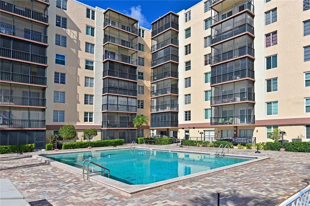 For Sale: $210,000 (2 beds, 2 baths, 940 Square Feet)