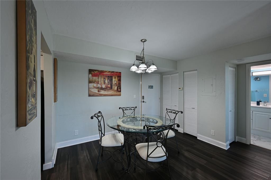 For Sale: $210,000 (2 beds, 2 baths, 940 Square Feet)