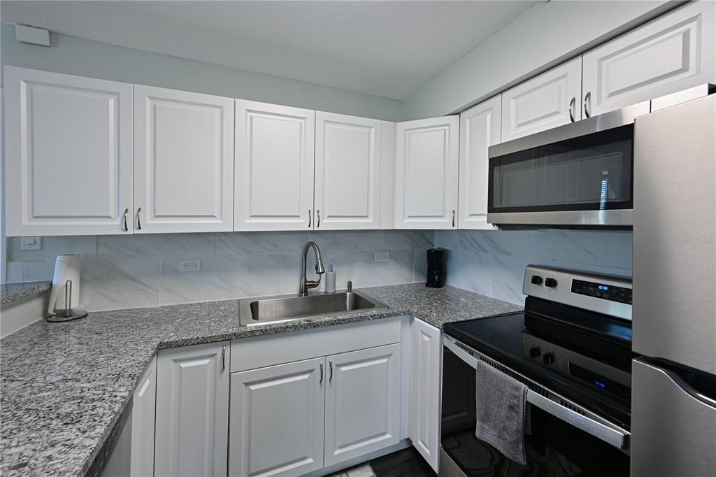 For Sale: $210,000 (2 beds, 2 baths, 940 Square Feet)