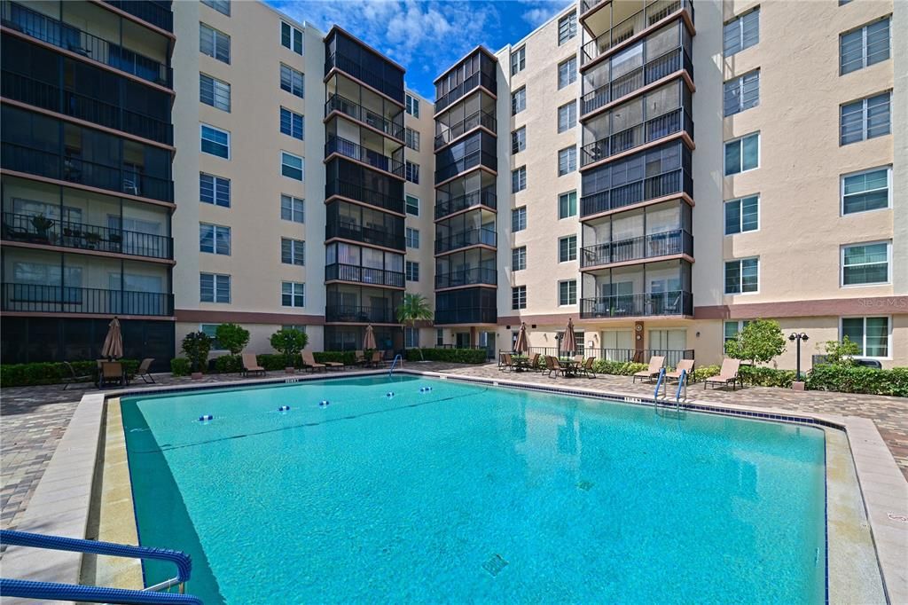 For Sale: $210,000 (2 beds, 2 baths, 940 Square Feet)