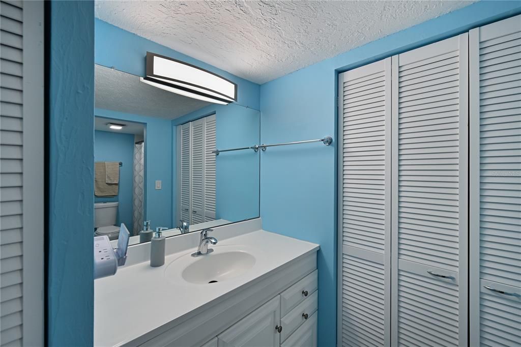 For Sale: $210,000 (2 beds, 2 baths, 940 Square Feet)