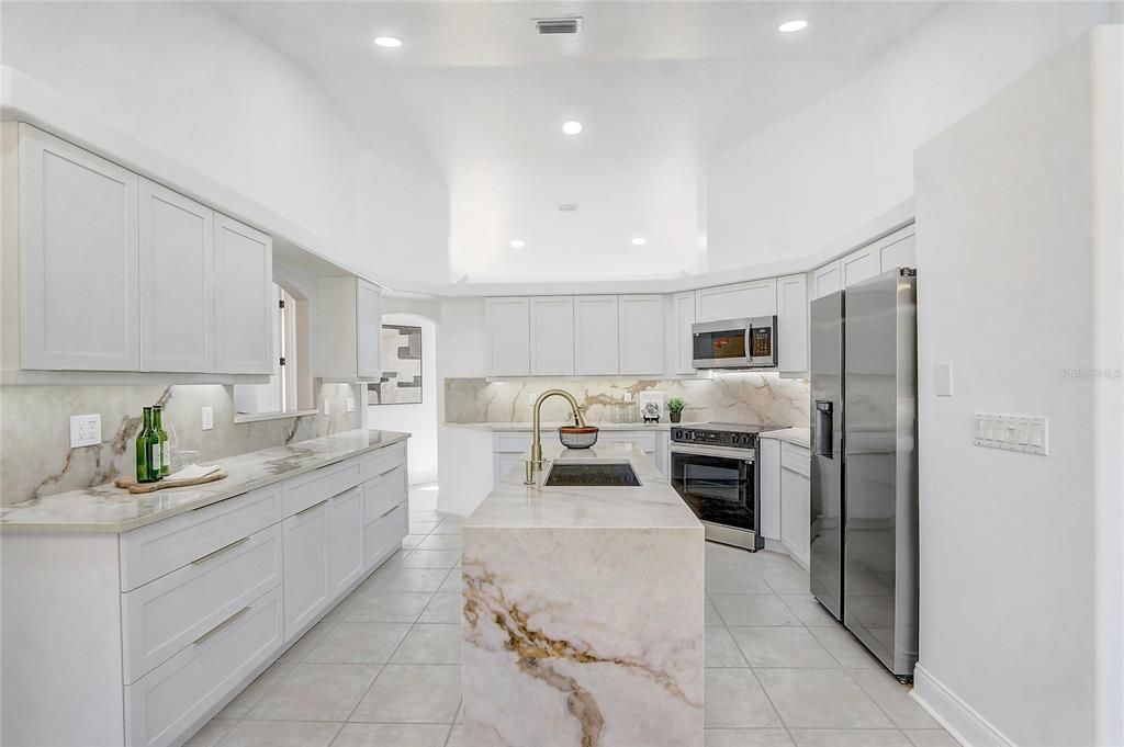 For Sale: $699,999 (3 beds, 2 baths, 2366 Square Feet)