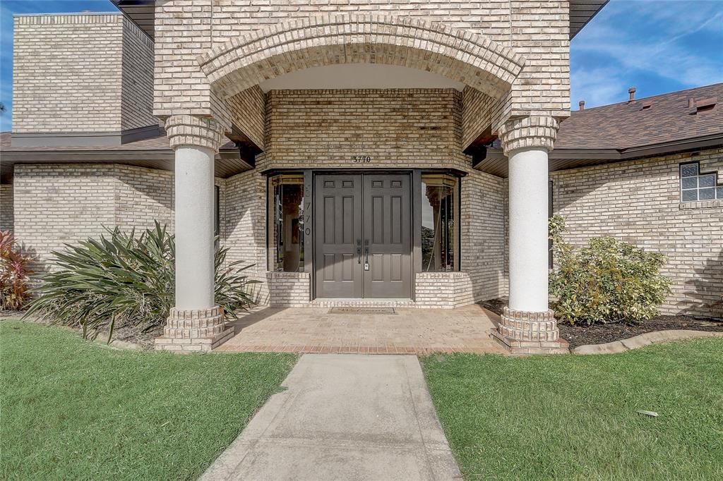 For Sale: $699,999 (3 beds, 2 baths, 2366 Square Feet)