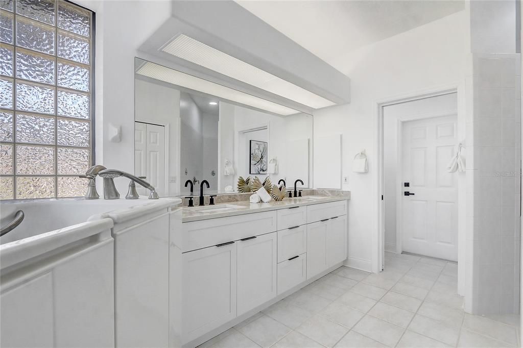 For Sale: $699,999 (3 beds, 2 baths, 2366 Square Feet)