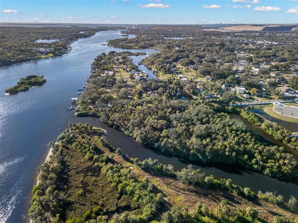 待售: $895,000 (5.60 acres)