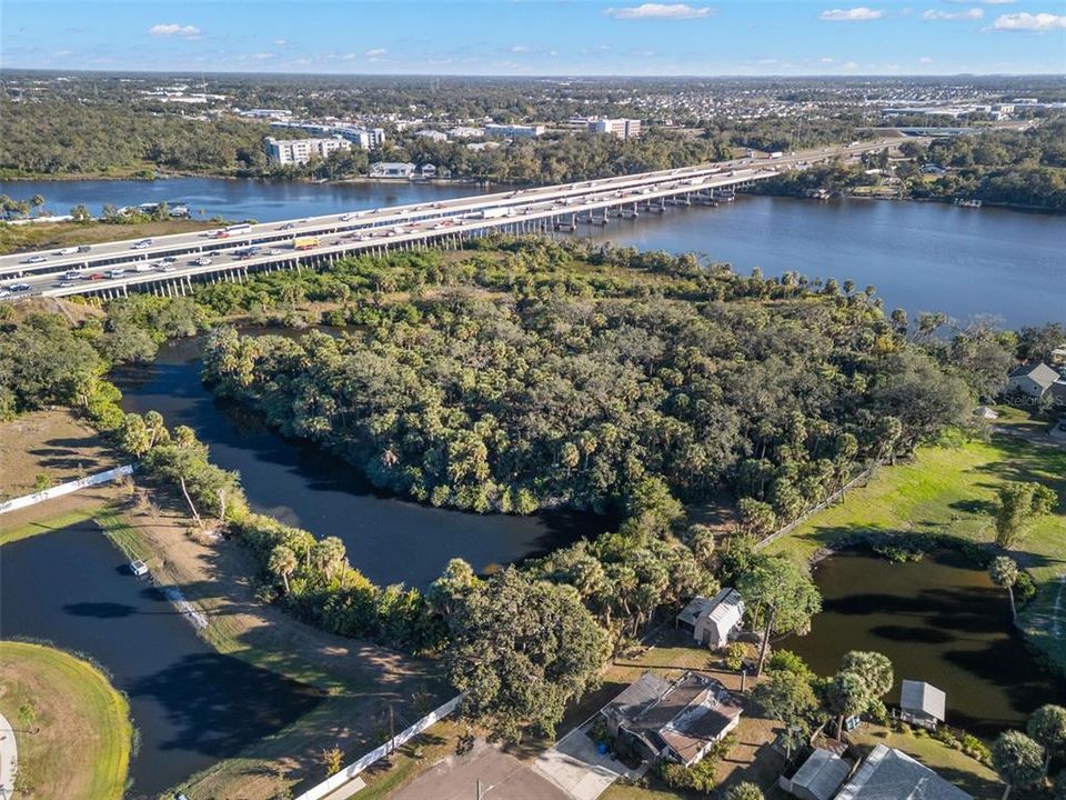 待售: $895,000 (5.60 acres)