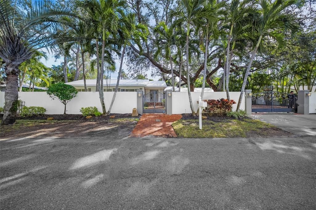 For Sale: $1,995,000 (4 beds, 3 baths, 2483 Square Feet)